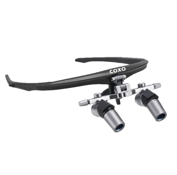 COXO C-KT60 chirurgische Lupenbrille mit 6-facher Vergrößerung und 45°-Umlenkoptik für eine ergonomische Arbeitshaltung bei zahnmedizinischen Behandlungen